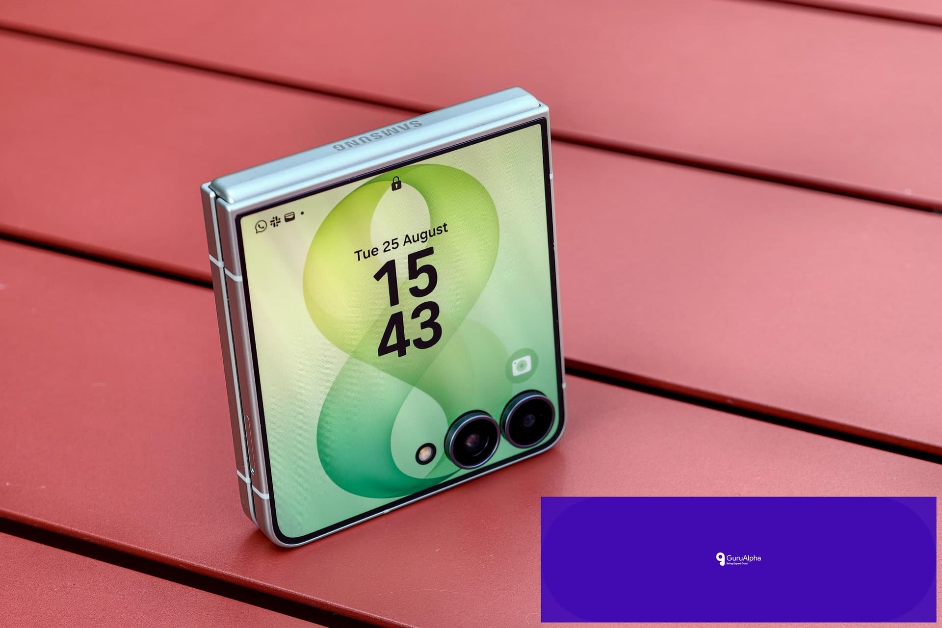 Samsung Galaxy Z Flip 8 Yields to Motorola in Outer Screen War